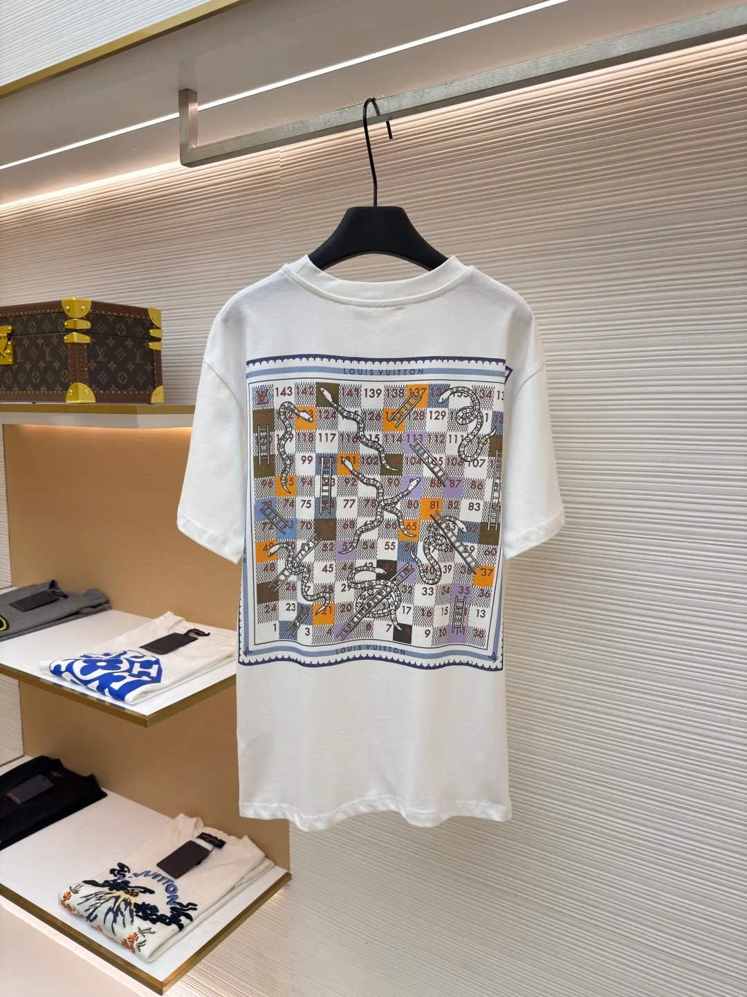 LOUIS VUITTON round neck printed short-sleeved T-shirt ●Original version: Purchased and developed at 7450 ●Item number: 1682214-A10 ●Fabric: cotton fabric ●Technology: Printing ●Color: white ●Version: fitted version ●Weight: about 260 grams ●Size: S-M-L-XL ●Description: This printed short-sleeved T-shirt is made using high-end garment technology. The fabric is made of 230g heavyweight double-strand combed cotton. It is treated with an enzyme washing process to make the cotton soft to the touch and not easy to pill or deform, while retaining the breathability and skin-friendly properties of cotton. The back theme printing uses a composite process of digital direct inkjet printing and screen printing. First, digital direct inkjet printing is used to restore the color gradation and delicate texture of the pattern, and then screen printing is used to outline the outline of the pattern, which increases the color firmness of the printing by 30% and does not fade or crack after repeated washing. The neckline is hemmed with two stitches and is paired with high-elastic rib fabric, which is resistant to pulling and does not deform after long-term wear. The side seams and shoulder seams of the body are sewn with embedded clip technology, and the stitching is fine and smooth. The overall shape is created through three-dimensional tailoring to create a loose shoulder drop effect, taking into account both wearing comfort and stiffness. The overall wiring is straight and delicate, the fabric is comfortable and soft, and the color is consistent without color difference. It can be matched with the same style to create a fashionable look and control various occasions. Customized accessories, complete with three standards, same style for men and women!